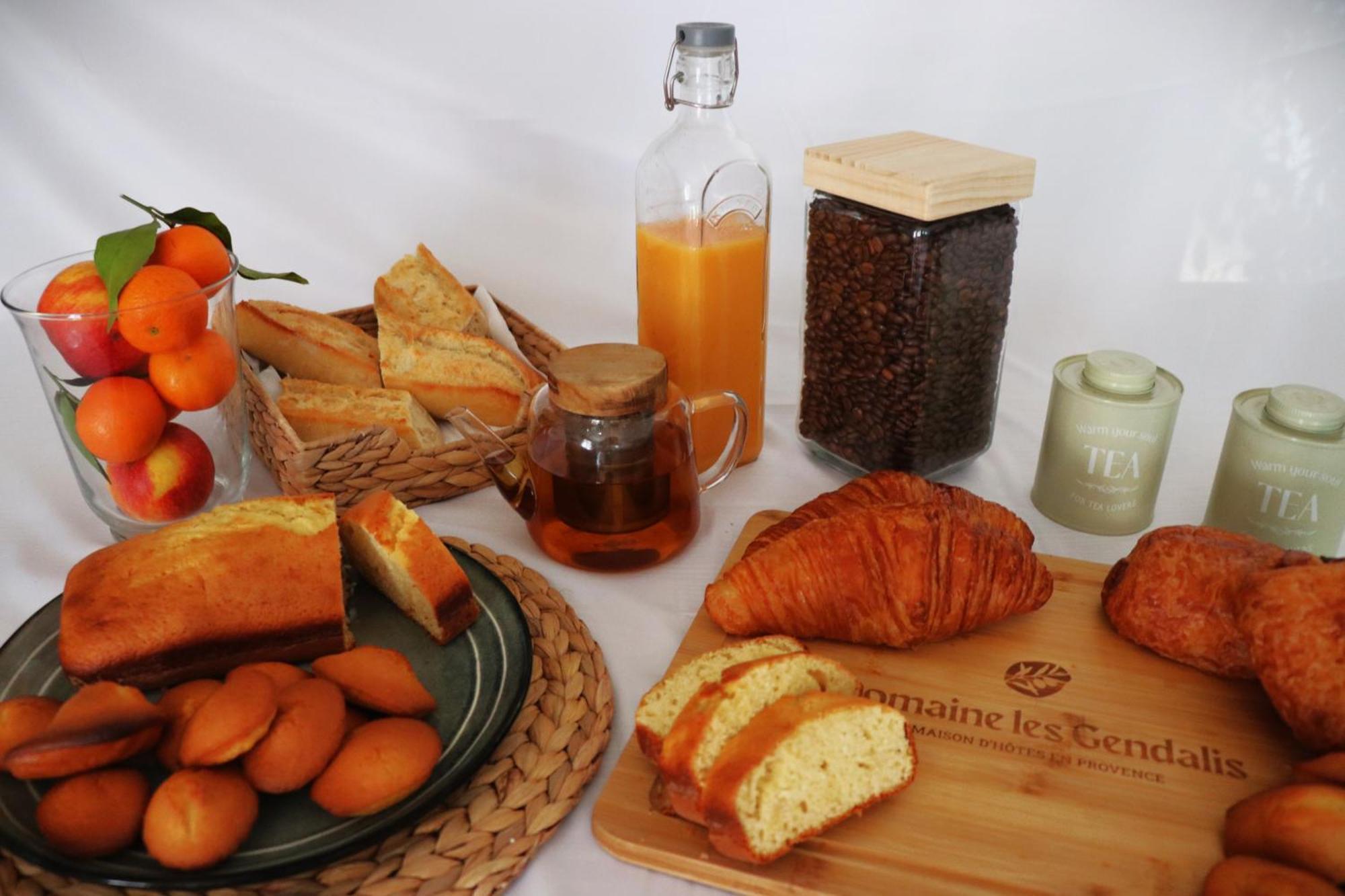 Bed and Breakfast Domaine Les Gendalis Saint-Saturnin-lès-Avignon Exterior foto