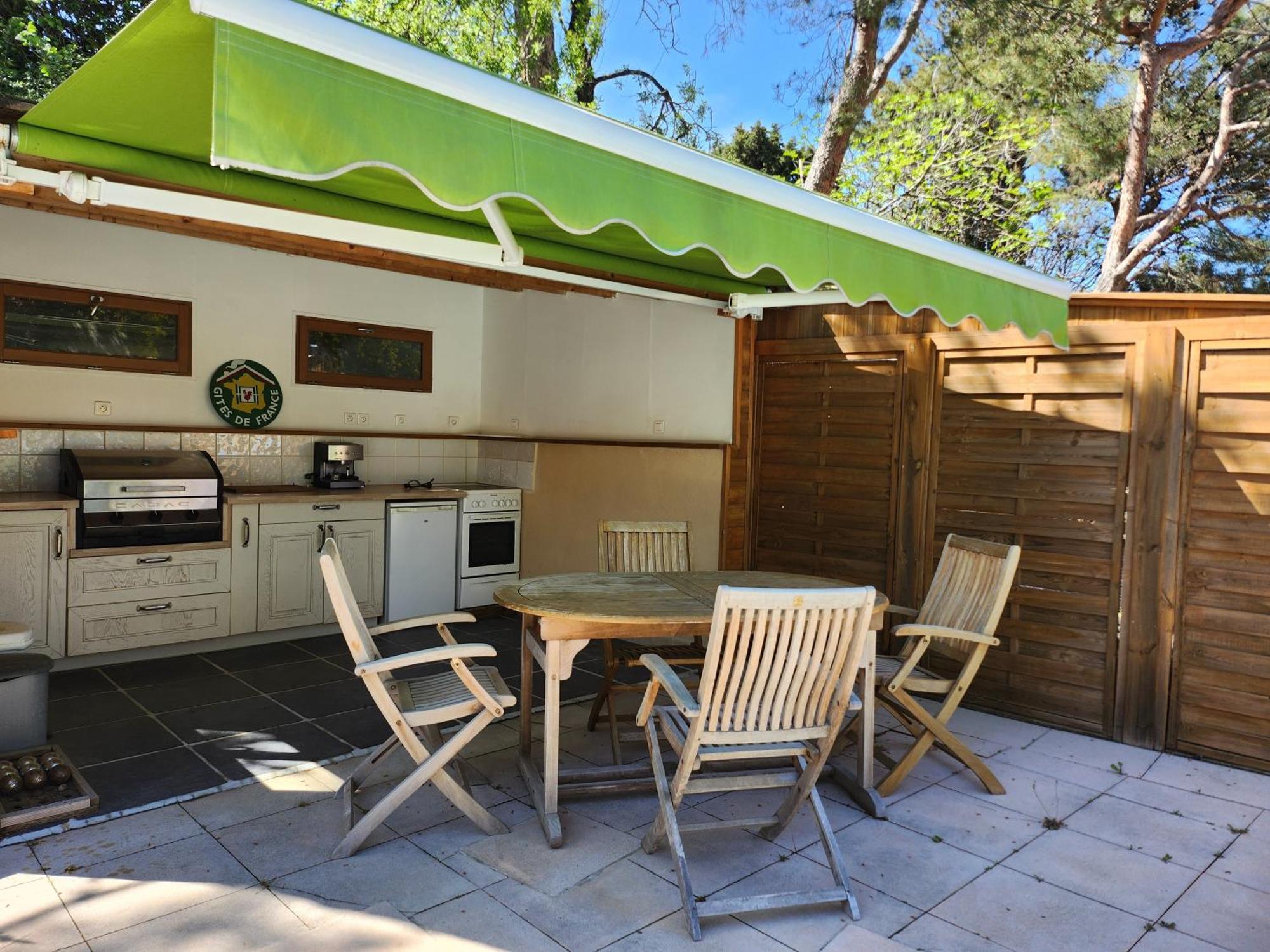 Bed and Breakfast Domaine Les Gendalis Saint-Saturnin-lès-Avignon Exterior foto